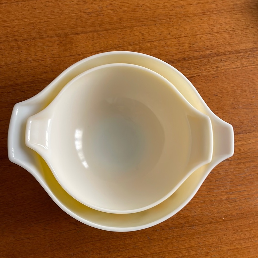 Pyrex Cream Nesting Mixing Bowls with Pour Spouts